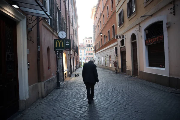 이탈리아 2020 사람이 골목길인 로마의 버려진 역사적 중심지 식당들은 Covid — 스톡 사진