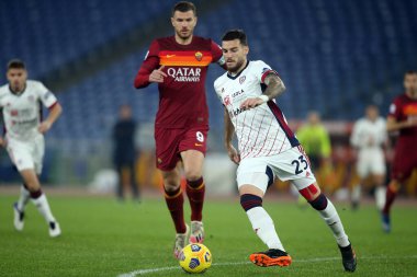 ROME, İtalya - 23.12.2020: DZEKO, L.CAPPITELLI (CAGLIARI) İtalyan Serie A Ligi 2020 futbol karşılaşmasında AS ROMA - CAGLIARI Olimpiyat Stadyumu, Rom