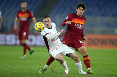 ROME, İtalya - 23.12.2020: M.ROG (CAGLIARI), ZALO VILLAR (ROMA) İtalyan Serie A Ligi 2020 futbol karşılaşmasında AS ROMA - CAGLIARI Olimpiyat Stadyumu