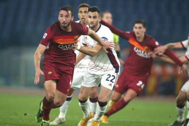 ROME, İtalya - 23.12.2020: BRYAN CRISTANTE (ROMA), C.LYKOGIANNIS (CAGLIARI) İtalyan Serie A Ligi 2020 futbol karşılaşmasında AS ROMA - CAGLIARI Olimpiyat Stadyumu, Rom