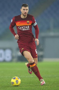ROME, İtalya - 23.12.2020: DZEKO (ROMA) İtalyan Serie A Ligi 2020 'de Roma Olimpiyat Stadyumu' nda AS ROMA - CAGLIARI arasında oynanan futbol karşılaşmasında