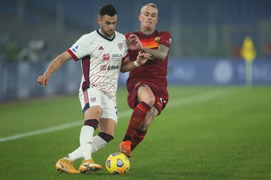 ROME, İtalya - 23.12.2020: L.CAPPITELLI (CAGLIARI), RICK KARSDORP (ROMA) İtalyan Serie A Ligi 2020 futbol karşılaşmasında AS ROMA - CAGLIARI Olimpiyat Stadyumu, Rom