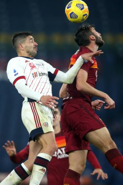 ROME, İtalya - 23.12.2020: G.SIMEONE (CAGLIARI), BRYAN CRISTANTE (ROMA) İtalyan Serisi A Ligi 2020 futbol karşılaşmasında AS ROMA - CAGLIARI Olimpiyat Stadyumu