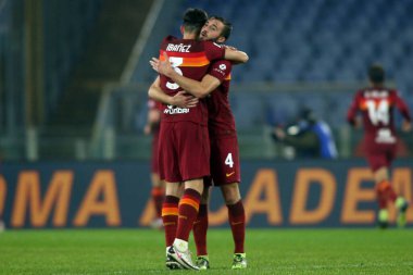 ROME, İtalya - 23.12.2020: ROGER IBANEZ (ROMA), BRYAN CRISTANTE (ROMA) CELEBRATE VICTORY İtalyan Serisi 2020 Ligi 'nin sonunda AS ROMA - CAGLIARI Olimpiyat Stadyumu