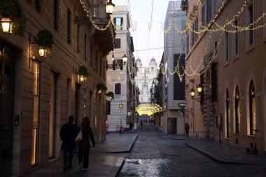 ROME, İtalya - 27.12.2020: Roma 'da turist bulunmayan Via Condotti, covid-19 acil durumu nedeniyle Noel tatili boyunca