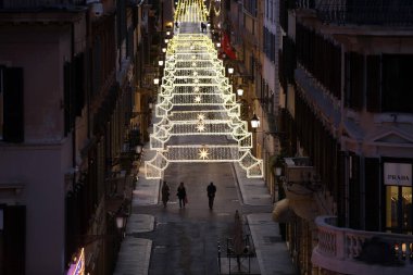 ROME, İtalya - 27.12.2020: Piazza di Spagna ve Roma 'da turist bulunmayan Condotti üzerinden, covid-19 acil durum nedeniyle Noel tatili boyunca