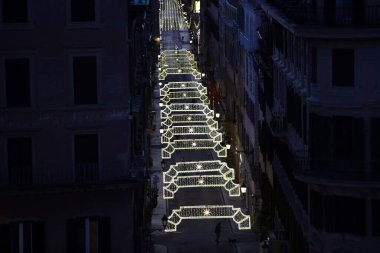 ROME, İtalya - 27.12.2020: Piazza di Spagna ve Roma 'da turist bulunmayan Condotti üzerinden, covid-19 acil durum nedeniyle Noel tatili boyunca