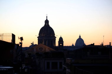 ROME, İtalya - 27.12.2020: Roma 'da turistsiz panorama San Peter Kubbeleri, covid-19 acil durumu nedeniyle Noel tatili boyunca