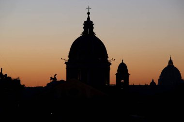 ROME, İtalya - 27.12.2020: Roma 'da turistsiz panorama San Peter Kubbeleri, covid-19 acil durumu nedeniyle Noel tatili boyunca