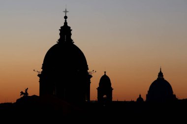 ROME, İtalya - 27.12.2020: Roma 'da turistsiz panorama San Peter Kubbeleri, covid-19 acil durumu nedeniyle Noel tatili boyunca