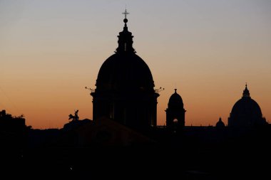 ROME, İtalya - 27.12.2020: Roma 'da turistsiz panorama San Peter Kubbeleri, covid-19 acil durumu nedeniyle Noel tatili boyunca