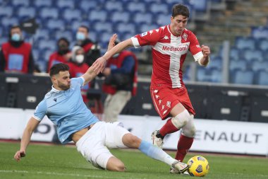 ROME, İtalya - 06.01.2021: HOEDT (LAZIO), DUSAN VLAHOVIC (FIORENTINA) İtalyan Serie A Ligi 2020-2021 futbol karşılaşması sırasında Roma 'daki Olimpiyat Stadyumu' nda SS LAZIO - FIORENTINA