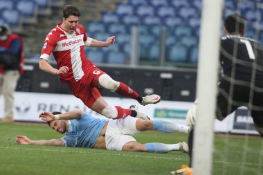 ROME, İtalya - 06.01.2021: HOEDT (LAZIO), DUSAN VLAHOVIC (FIORENTINA) İtalyan Serie A Ligi 2020-2021 futbol karşılaşması sırasında Roma 'daki Olimpiyat Stadyumu' nda SS LAZIO - FIORENTINA