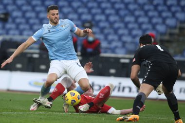 ROME, İtalya - 06.01.2021: HOEDT (LAZIO), DUSAN VLAHOVIC (FIORENTINA) İtalyan Serie A Ligi 2020-2021 futbol karşılaşması sırasında Roma 'daki Olimpiyat Stadyumu' nda SS LAZIO - FIORENTINA