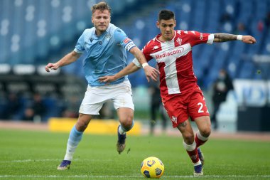 ROME, İtalya - 06.01.2021: Ciro Immobile (LAZIO), M.QuARTA (FIORENTINA) İtalyan Serie A Ligi 2020-2021 futbol karşılaşmasında SS LAZIO - FIORENTINA arasında Roma Olimpiyat Stadyumu 'nda oynanan karşılaşma