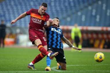 ROME, İtalya - 10.01.2021: JORDAN VERETOut (ROMA), A.Vidal (Inter), İtalya Serie A Ligi 2020-2021 futbol karşılaşması sırasında Roma 'daki Olimpiyat stadyumunda AS ROMA FC INTER ile FC INTER arasındaki maçta görev aldı.