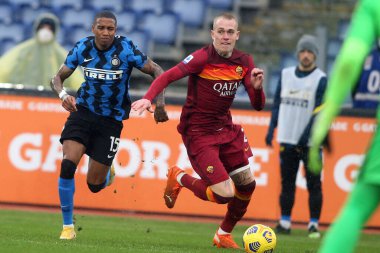 ROME, İtalya - 10.01.2021: A.Young (Inter), RICK KARSDORP (ROMA), Roma 'daki Olimpiyat stadyumunda AS ROMA FC INTER ile FC INTER arasındaki İtalya Serie A Ligi 2020-2021 futbol karşılaşması sırasında eylem halindedir.