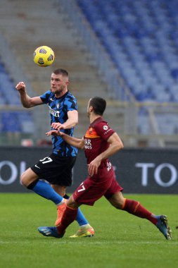 ROME, İtalya - 10.01.2021: M.Skriniar (Inter), H.MKHITARYAN (ROMA) İtalyan Serie A Ligi 2020-2021 futbol karşılaşması sırasında Roma 'daki Olimpiyat stadyumunda AS ROMA FC INTER ile FC INTER arasındaki maçta görev aldı.
