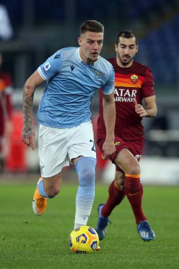 ROME, İtalya - 15.01.2021: Milinkovic-Saviç (LAZIO), H.MKHITARYAN (ROMA) İtalyan Serie A Ligi 2020-2021 futbol karşılaşması sırasında Roma 'daki Olimpiyat stadyumunda SS LAZIO AS ROMA' ya karşı
