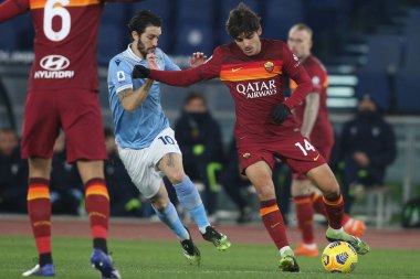 ROME, İtalya - 15.01.2021: Luis Alberto (LAZIO), ZALO VILLAR (ROMA) İtalyan Serie A Ligi 2020-2021 futbol karşılaşması sırasında Roma 'daki Olimpiyat stadyumunda SS LAZIO AS ROMA' ya karşı