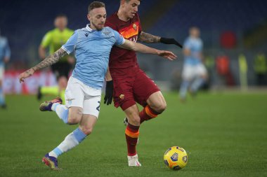 ROME, İtalya - 15.01.2021: Ciro Immobile (LAZIO), LEONARDO SPINAZOLA (ROMA) İtalyan Serie A Ligi 2020-2021 futbol karşılaşması sırasında Roma Olimpiyat Stadyumu 'nda SS LAZIO AS ROMA' ya karşı