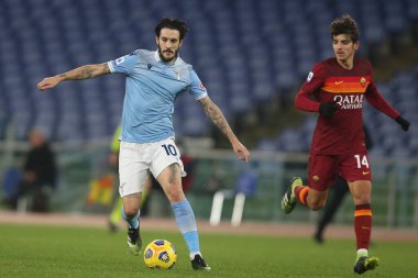 ROME, İtalya - 15.01.2021: Luis Alberto (LAZIO), ZALO VILLAR (ROMA) İtalyan Serie A Ligi 2020-2021 futbol karşılaşması sırasında Roma 'daki Olimpiyat stadyumunda SS LAZIO AS ROMA' ya karşı