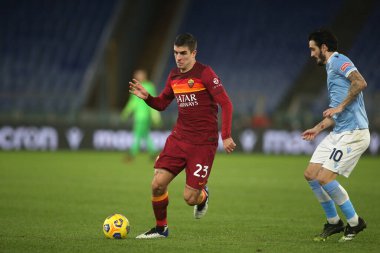 ROME, İtalya - 15.01.2021: GIANLUCA MANCINI (ROMA), Luis Alberto (LAZIO) İtalyan Serie A Ligi 2020-2021 futbol karşılaşması sırasında Roma 'daki Olimpiyat stadyumunda SS LAZIO AS ROMA' ya karşı
