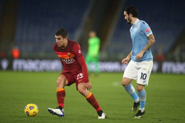 ROME, İtalya - 15.01.2021: GIANLUCA MANCINI (ROMA), Luis Alberto (LAZIO) İtalyan Serie A Ligi 2020-2021 futbol karşılaşması sırasında Roma 'daki Olimpiyat stadyumunda SS LAZIO AS ROMA' ya karşı