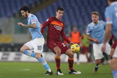 ROME, İtalya - 15.01.2021: GIANLUCA MANCINI (ROMA), Luis Alberto (LAZIO) İtalyan Serie A Ligi 2020-2021 futbol karşılaşması sırasında Roma 'daki Olimpiyat stadyumunda SS LAZIO AS ROMA' ya karşı