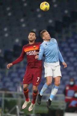 ROME, İtalya - 15.01.2021: L.PELLEGRINI (ROMA), Lucas Leiva (LAZIO) İtalyan Serie A Ligi 2020-2021 futbol karşılaşması sırasında Roma 'daki Olimpiyat stadyumunda SS LAZIO AS ROMA' ya karşı