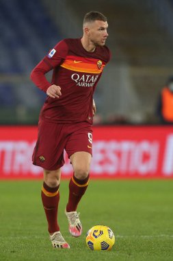 ROME, İtalya - 15.01.2021: DZEKO İtalya Serisi 2020-2021 sezonunda Roma Olimpiyat Stadyumu 'nda SS LAZIO ile AS ROMA arasında oynanan futbol karşılaşmasında görev aldı.