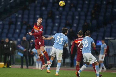 ROME, İtalya - 15.01.2021: DZEKO, Francesco Acerbi (LAZIO) İtalyan Serie A Ligi 2020-2021 futbol karşılaşması sırasında Roma 'daki Olimpiyat stadyumunda SS LAZIO - AS ROMA arasındaki maçta görev aldı.
