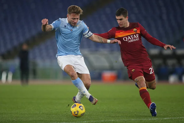ROME, İtalya - 15.01.2021: Ciro Immobile (LAZIO), GIANLUCA MANCINI (ROMA) İtalyan Serie A Ligi 2020-2021 futbol karşılaşması sırasında Roma Olimpiyat Stadyumu 'nda SS LAZIO AS ROMA' ya karşı