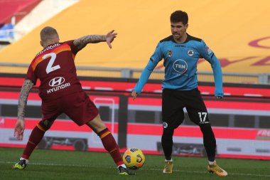 ROME, İtalya - 23.01.2021: RICK KARSDORP (ROMA), FARIAS (SPEZIA) İtalyan Serisi 2020-2021 futbol karşılaşması sırasında Roma 'daki Olimpiyat stadyumunda AS ROMA - SPEZIA