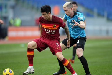 ROME, İtalya - 23.01.2021: ROGER IBANEZ (ROMA), ESTEVEZ İtalya Serisi 2020-2021 futbol karşılaşması sırasında Roma 'daki Olimpiyat stadyumunda AS ROMA vs SPEZIA