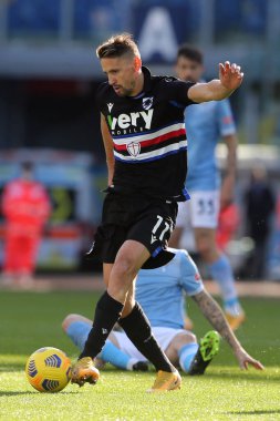 ROME, İtalya - 20.02.2021: Luis Alberto (LAZIO), GRAMIREZ (SAMP) İtalyan Serie A Ligi 2021 futbol karşılaşması sırasında SS LAZIO - S SMPDORIA arasındaki Olimpiyat Stadyumu 'nda