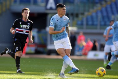 ROME, İtalya - 20.02.2021: Joaquin Correa, İtalya Serie A Ligi 2021 'de SS LAZIO-S SMPDORIA arasında oynanan karşılaşma sırasında Roma Olimpiyat Stadyumu' nda eylem halindeydi.