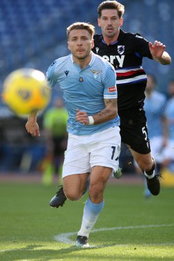 ROME, İtalya - 20.02.2021: Ciro Immobile (LAZIO), ADRIEN SILVA (Sampdoria) İtalyan Serie A Ligi 2021 futbol karşılaşması sırasında SS LAZIO - S SAMPDORIA, Roma Olimpiyat Stadyumu 'nda