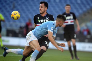 ROME, İtalya - 20.02.2021: GRAMIREZ (SAMP), CORREA (LAZIO) İtalyan Serie A Ligi 2021 futbol karşılaşması sırasında SS LAZIO - S SMPDORIA arasındaki Olimpiyat Stadyumu 'nda