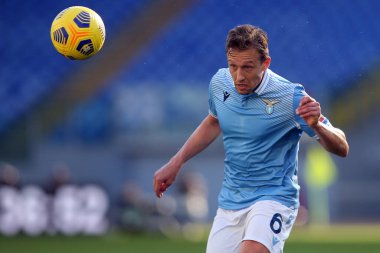 ROME, İtalya - 20.02.2021: Lucas Leiva (LAZIO) İtalyan Serie A Ligi 2021 sezonunda SS LAZIO - S SAMPDORIA arasında Olimpiyat Stadyumu 'nda oynanan karşılaşmada