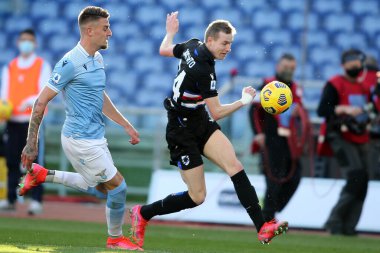 ROME, İtalya - 20.02.2021: Milinkovic-Saviç (LAZIO), K.LETICA (SAMP) İtalyan Serie A Ligi 2021 karşılaşmasında SS LAZIO - S SAMPDORIA arasındaki Olimpiyat stadyumunda