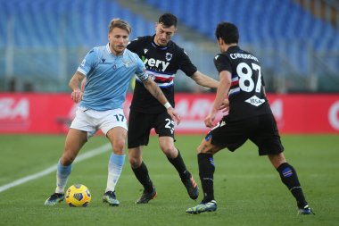 ROME, İtalya - 20.02.2021: Ciro Immobile (LAZIO), ADRIEN SILVA (Sampdoria) İtalyan Serie A Ligi 2021 futbol karşılaşması sırasında SS LAZIO - S SAMPDORIA, Roma Olimpiyat Stadyumu 'nda