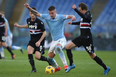 ROME, İtalya - 20.02.2021: Milinkovic-Saviç (LAZIO), M.DAMSGAARD (SAMP) İtalyan Serie A Ligi 2021 'de SS LAZIO-S SAMPDORIA arasındaki Olimpiyat Stadyumu' nda oynanan karşılaşma sırasında