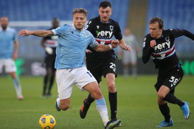 ROME, İtalya - 20.02.2021: Ciro Immobile (LAZIO), ALEX FERRARU (SAMP), M.DAMSGAARD (SAMP) İtalyan Serisi A Ligi 2021 maçında SS LAZIO - SAMPDORIA arasındaki Olimpiyat Stadyumu