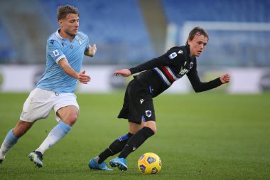 ROME, İtalya - 20.02.2021: T. Augello (Sampdoria) Ciro Immobile (LAZIO) İtalyan Serie A Ligi 2021 sezonunda SS LAZIO - S SMPDORIA arasındaki Olimpiyat Stadyumu