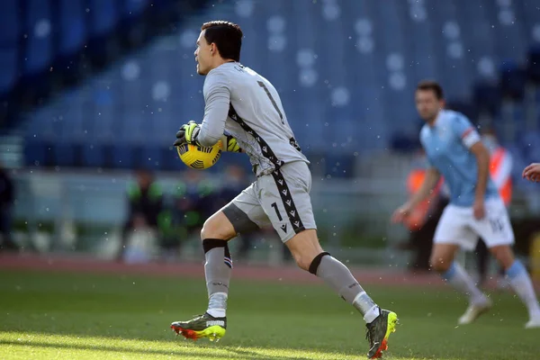 ROME, İtalya - 20.02.2021: Emil Audero (Sampdoria) İtalyan Serie A Ligi 2021 'de SS LAZIO - S SAMPDORIA arasında oynanan karşılaşma sırasında, Rom Olimpiyat Stadyumu' nda