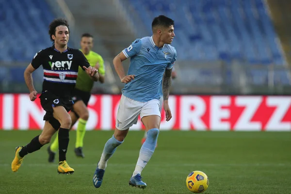 ROME, İtalya - 20.02.2021: Joaquin Correa, İtalya Serie A Ligi 2021 'de SS LAZIO-S SMPDORIA arasında oynanan karşılaşma sırasında Roma Olimpiyat Stadyumu' nda eylem halindeydi.