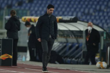 Roma, İtalya - 18 / 02 / 2021: Mikel Arteta (ARS), BENFICA ile ARSENAL arasında Roma 'daki Olimpiyat Stadyumu' nda oynanan 32 futbol karşılaşmasının UEFA EUROPE LeAGUE 20 / 21.