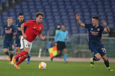 Roma, İtalya - 18 / 02 / 2021: Luca Waldschmidt (BEN), Granit Xhaka (ARS) UEFA EUROPE LeAGUE 20 / 21 tur 32 futbol karşılaşması sırasında Roma 'daki Olimpiyat Stadyumu' nda BENFICA ile ARSENAL arasında eylem halindeydi