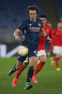 Roma, İtalya - 18 / 02 / 2021: David Luiz (ARS) UEFA EUROPE LeAGUE 32. Raundda Roma 'daki Olimpiyat Stadyumu' nda BENFICA ile ARSENAL arasında oynanan 32 futbol karşılaşmasında eylem halindeydi.